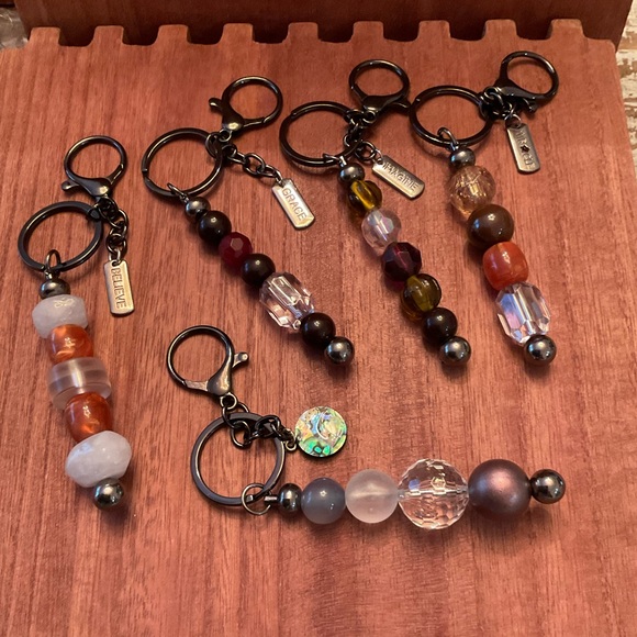 Lot of 5 bead and charms keychains, just finished making them! - Picture 4 of 4